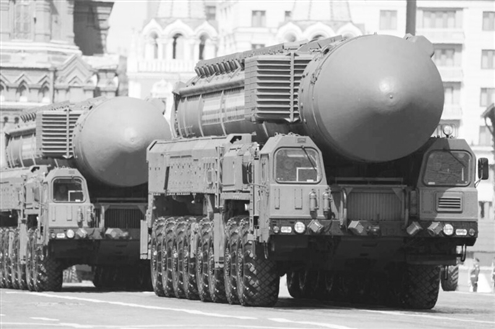 这是2025年5月9日在俄罗斯首都莫斯科举行的纪念苏联伟大卫国战争胜利80周年阅兵式上拍摄的洲际弹道导弹。新华社发